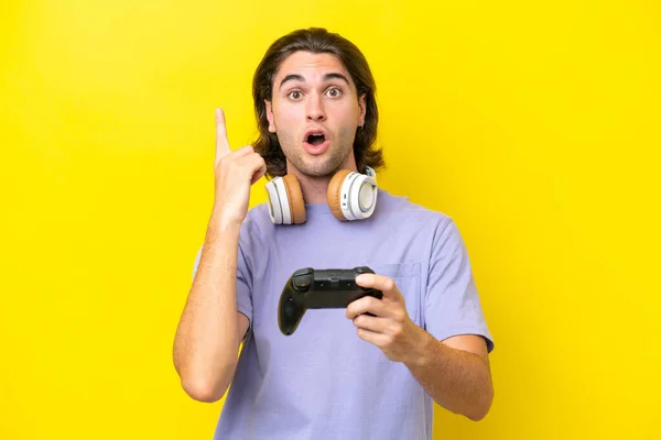 Junge Gutaussehende Kaukasische Mann Spielt Mit Einem Videospielcontroller Über Isoliert — Stockfoto