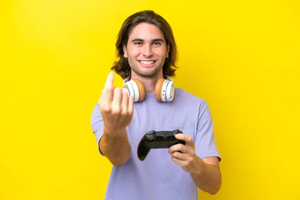 Jovem Homem Caucasiano Bonito Jogando Com Controlador Videogame Sobre Isolado — Fotografia de Stock