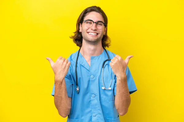Young Surgeon Caucasian Man Isolated Yellow Background Thumbs Gesture Smiling — Stock Photo, Image