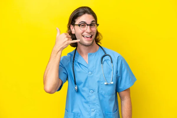Jonge Chirurg Blanke Man Geïsoleerd Gele Achtergrond Maakt Telefoon Gebaar — Stockfoto
