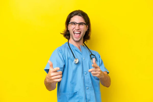 Jovem Cirurgião Caucasiano Isolado Fundo Amarelo Apontando Para Frente Sorrindo — Fotografia de Stock