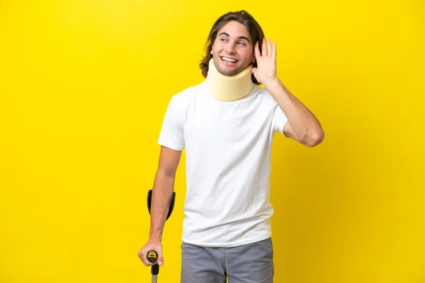 Junger Gutaussehender Mann Mit Nackenstütze Und Krücken Isoliert Auf Gelbem — Stockfoto