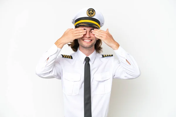 Piloto Avião Bonito Isolado Fundo Branco Cobrindo Olhos Por Mãos — Fotografia de Stock