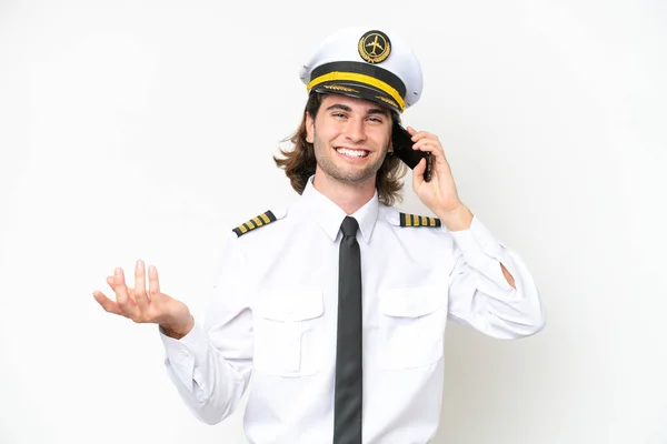 Pohledný Pilot Letadla Izolované Bílém Pozadí Vedení Konverzace Mobilním Telefonem — Stock fotografie