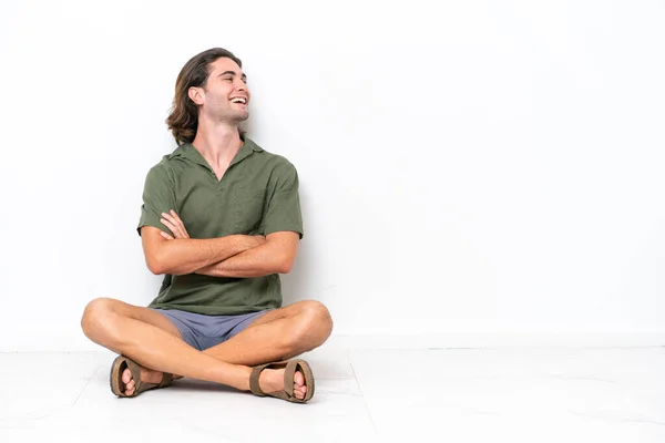 Junger Gutaussehender Mann Sitzt Auf Dem Boden Isoliert Auf Weißem — Stockfoto
