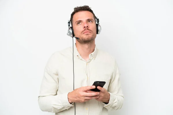 Telemarketer Kaukaski Mężczyzna Pracuje Słuchawki Izolowane Białym Tle Prowadzenie Rozmowy — Zdjęcie stockowe