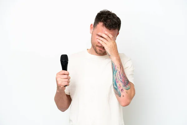 Młody Biały Piosenkarz Człowiek Podnosząc Mikrofon Odizolowany Białym Tle Zmęczony — Zdjęcie stockowe
