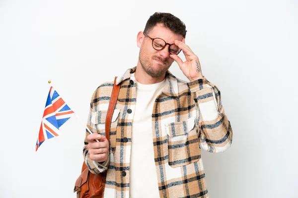 年轻的恐慌症患者拿着一面英国国旗 背景为白色 — 图库照片