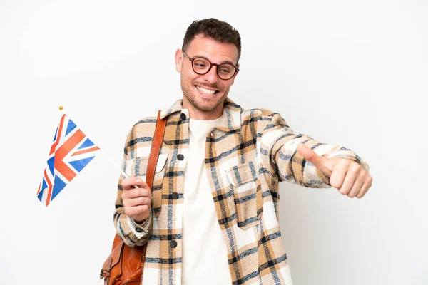 Mladý Hispánec Drží Vlajku Spojeného Království Izolované Bílém Pozadí Dává — Stock fotografie