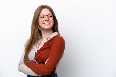 Beyaz arka planda soyutlanmış, kolları bağlı ve mutlu beyaz bir kadın.