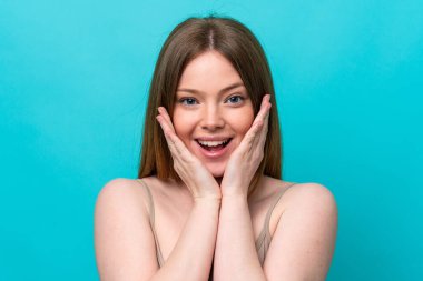 Mavi arka planda soyutlanmış beyaz bir kadın. Portre