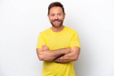 Beyaz arka planda izole edilmiş orta yaşlı beyaz adam kollarını ön cephede çapraz tutuyor.