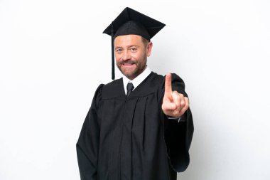 Orta yaşlı üniversite mezunu beyaz arka planda izole bir adam parmağını kaldırıyor ve gösteriyor.