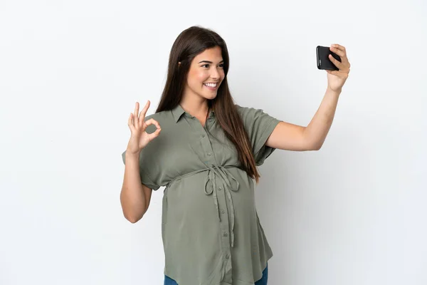 Ung Brasiliansk Kvinna Isolerad Vit Bakgrund Gravid Och Göra Selfie — Stockfoto