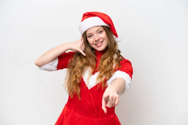 若いです白人の背景に隔離されたクリスマスのドレスを持つ白人女性電話ジェスチャーを作り 前を指す — ストック写真