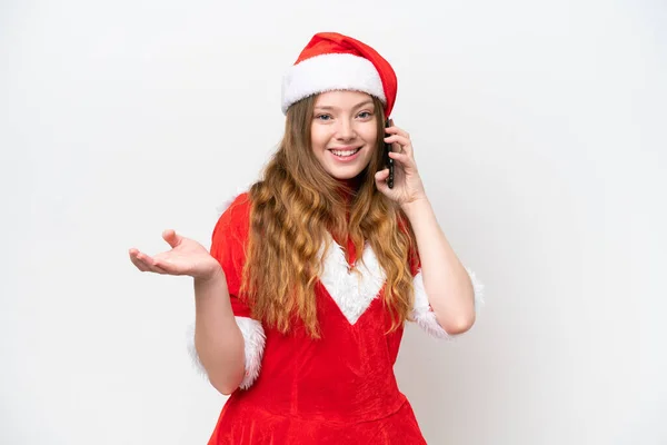 白い背景に隔離されたクリスマスのドレスを持つ若い白人女性は 誰かと携帯電話との会話を保ちます — ストック写真