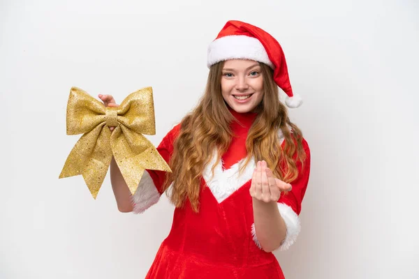Junge Kaukasische Frau Mit Weihnachtskleid Weihnachtsschleife Auf Weißem Hintergrund Die — Stockfoto