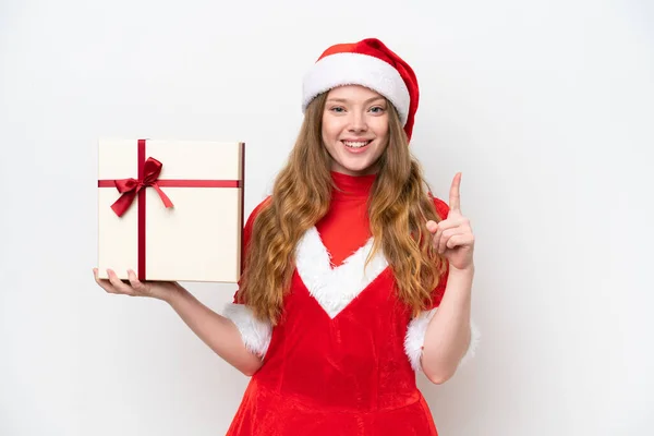 Junge Kaukasische Frau Mit Weihnachtskleid Hält Geschenk Isoliert Auf Weißem — Stockfoto