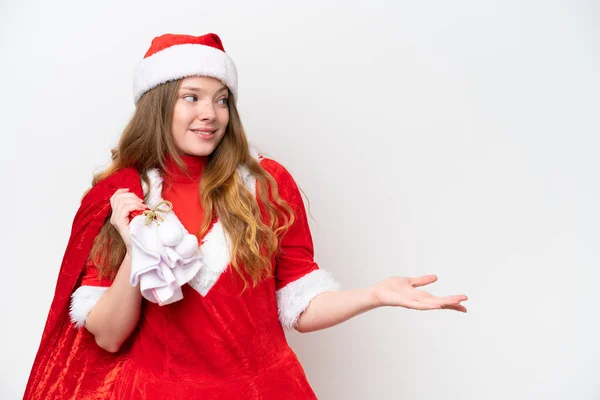 Mladá Běloška Žena Vánočními Šaty Drží Vánoční Pytel Izolované Bílém — Stock fotografie