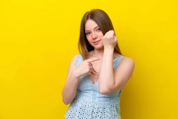 Jonge Blanke Vrouw Geïsoleerd Gele Achtergrond Het Maken Van Het — Stockfoto