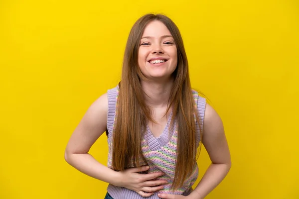 Sarı Arka Planda Izole Edilmiş Genç Beyaz Kadın Çok Gülümsüyor — Stok fotoğraf