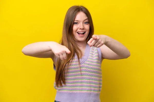Mladá Běloška Žena Izolované Žlutém Pozadí Překvapen Ukazuje Dopředu — Stock fotografie
