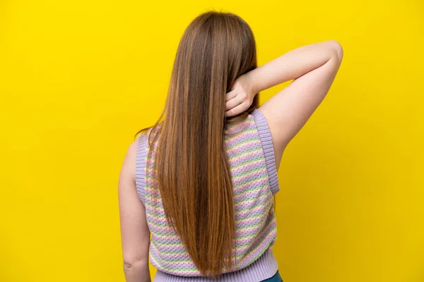 Junge Kaukasische Frau Isoliert Auf Gelbem Hintergrund Rückenlage Und Denken — Stockfoto