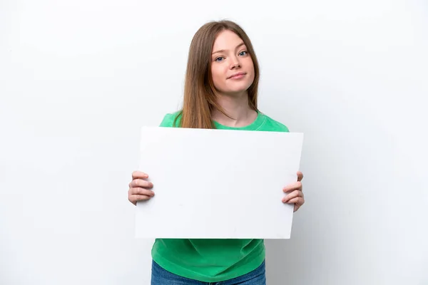 年轻的高加索女人被隔离在白色背景下 手里拿着一个空标语牌 — 图库照片