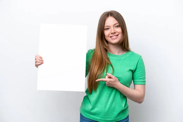 Mladá Běloška Izolovaná Bílém Pozadí Drží Prázdný Plakát Šťastným Výrazem — Stock fotografie