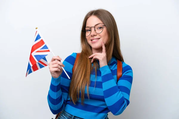 Mladá Běloška Drží Vlajku Spojeného Království Izolované Bílém Pozadí Myšlení — Stock fotografie