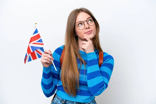 Mladá Běloška Drží Vlajku Spojeného Království Izolované Bílém Pozadí Dívá — Stock fotografie