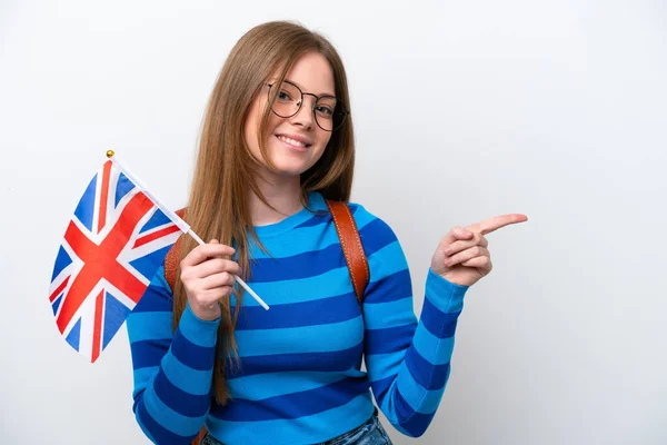 Mladá Běloška Drží Vlajku Spojeného Království Izolovanou Bílém Pozadí Ukazující — Stock fotografie