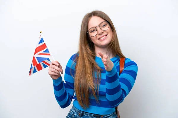 Mladá Běloška Drží Vlajku Spojeného Království Izolované Bílém Pozadí Třesoucí — Stock fotografie