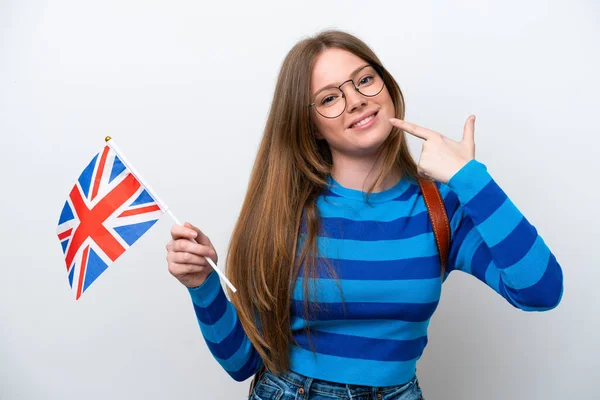 Mladá Běloška Drží Vlajku Spojeného Království Izolované Bílém Pozadí Dává — Stock fotografie