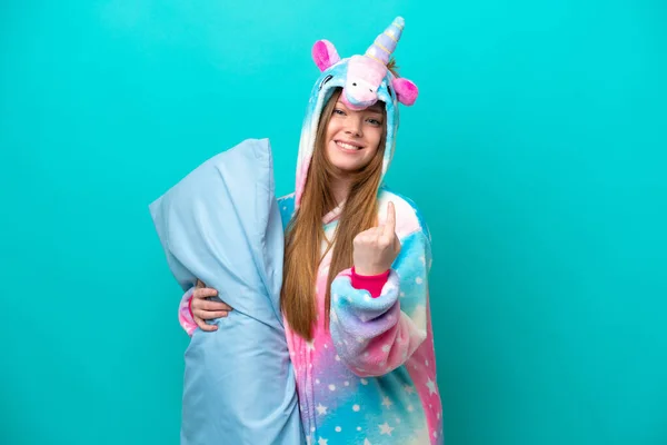 Joven Chica Caucásica Con Pijama Unicornio Sosteniendo Almohada Aislada Sobre — Foto de Stock