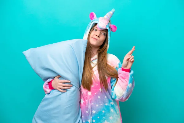 Jovem Caucasiana Com Pijama Unicórnio Segurando Travesseiro Isolado Fundo Azul — Fotografia de Stock