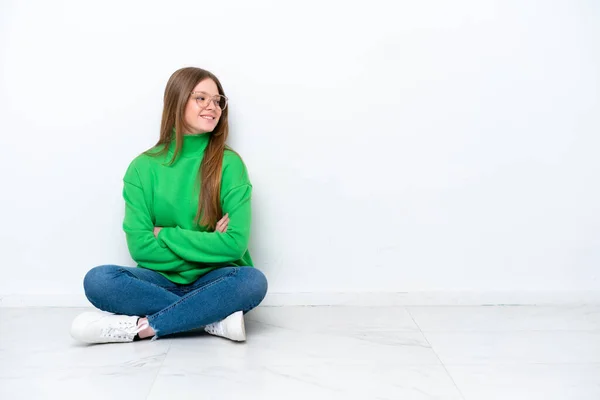 Young Caucasian Woman Sitting Floor Isolated White Background Looking Side — Stock Photo, Image
