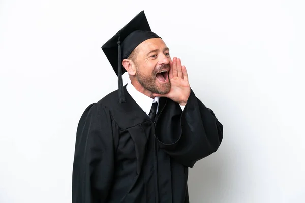Middelbare Leeftijd Universitair Afgestudeerde Man Geïsoleerd Witte Achtergrond Schreeuwen Met — Stockfoto