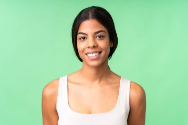 Tecrit edilmiş krom anahtar geçmişi olan genç bir kadın. Portre