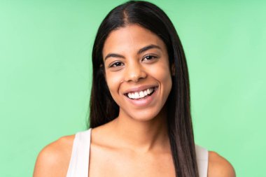 Tecrit edilmiş krom anahtar geçmişi olan genç bir kadın. Portre