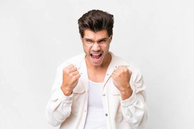 İzole edilmiş beyaz bir geçmişi olan yakışıklı beyaz bir adam kötü bir durum yüzünden hayal kırıklığına uğradı.