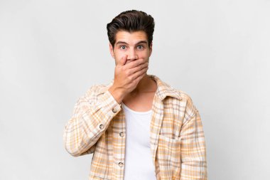 İzole edilmiş beyaz arka planı olan yakışıklı, beyaz bir adam. Ağzını eliyle kapatıyor.