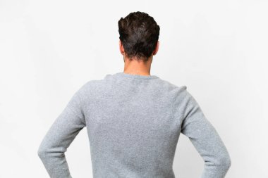 Beyaz arka planda beyaz tenli, yakışıklı, beyaz bir adam var.