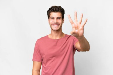 İzole edilmiş beyaz bir geçmişi olan yakışıklı beyaz bir adam mutlu ve parmakları olan dört kişi sayıyor.