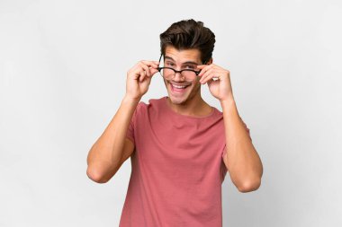 Gözlüklü ve şaşırmış, soyutlanmış beyaz bir geçmişi olan yakışıklı, beyaz bir adam.