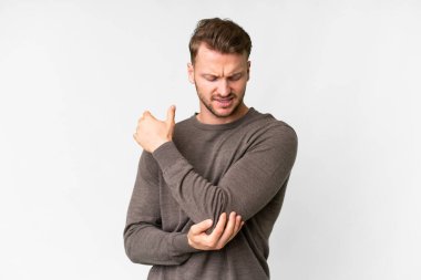 Genç, yakışıklı, beyaz tenli, dirseklerinde ağrı olan beyaz bir adam.