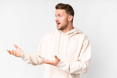 İzole edilmiş beyaz bir geçmişi olan yakışıklı, beyaz bir adam.