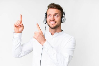 İzole edilmiş beyaz arka plan üzerinde çalışan beyaz kulaklıklı beyaz bir adam işaret parmağıyla işaret etmek harika bir fikir.