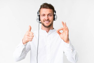 Tele pazarlamacı, beyaz arka plan üzerinde çalışan beyaz kulaklıklı beyaz bir adam.