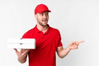İş üniformalı bir pizzacı, izole edilmiş beyaz arka planda pizza kutularını topluyor.